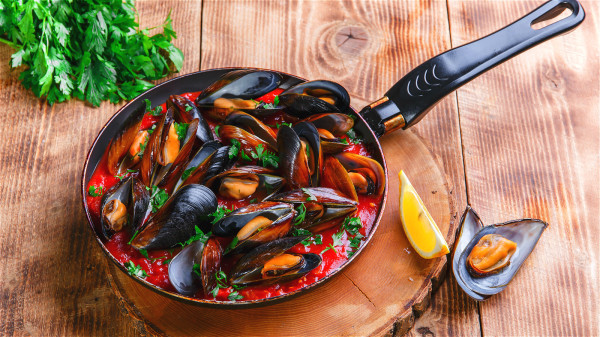 含锌丰富的食物很多，其中以牡蛎含锌量最高。