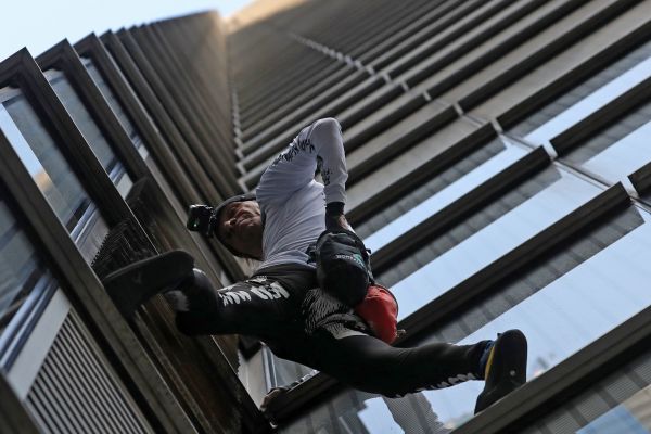 2018年10月25日，法国徒手攀楼高手阿兰・罗贝尔在攀登伦敦金融城最高楼赫伦大厦。
