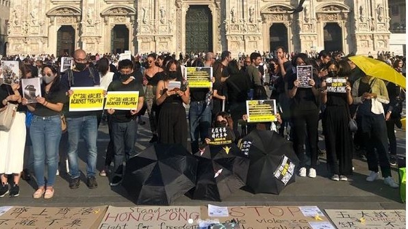 28日，在義大利米蘭有來自香港和臺灣的民眾發起遊行，以響應「9.29全球反極權遊行」