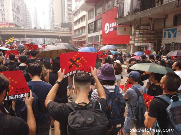 香港反极权游行：警察铜锣湾截查行为引发市民不满