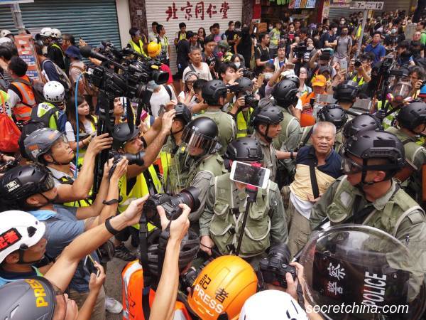 香港反極權遊行：警察銅鑼灣截查行為引發市民不滿