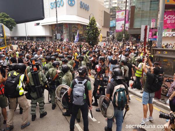 香港反极权游行：警察铜锣湾截查行为引发市民不满