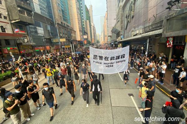 網民發起今日全球反極權遊行，香港地區也在同日下午舉行遊行，但卻在警方催淚彈、水泡及胡椒噴霧中前行。