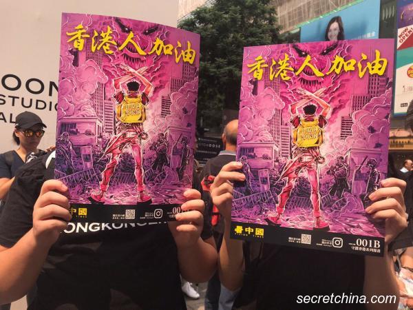 网民发起今日全球反极权游行，香港地区也在同日下午举行游行，但却在警方催泪弹、水泡及胡椒喷雾中前行。