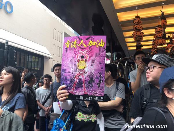 网民发起今日全球反极权游行，香港地区也在同日下午举行游行，但却在警方催泪弹、水泡及胡椒喷雾中前行。