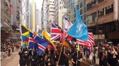 香港反极权游行：警察铜锣湾截查行为引发市民不满(组图)