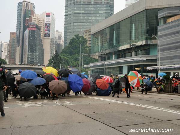 【圖集】香港反極權警察發射催淚彈清場