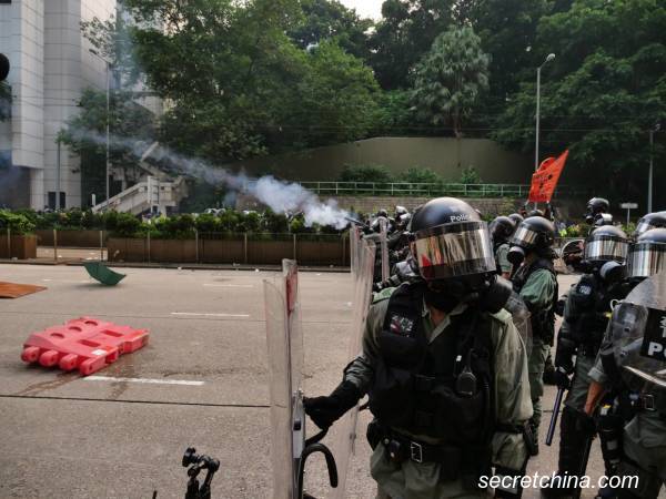 【圖集】香港反極權警察發射催淚彈清場