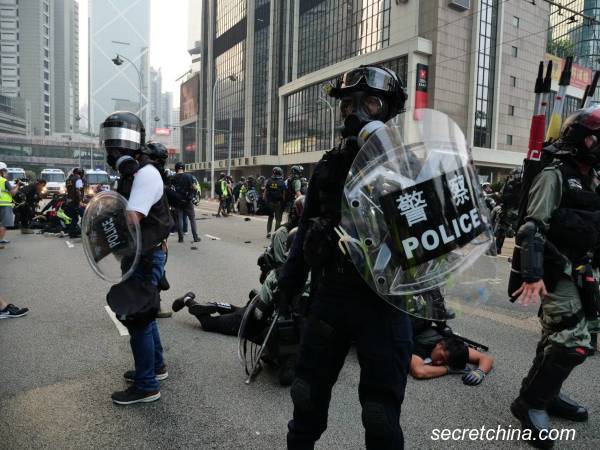 【圖集】香港反極權警察清場印尼記者右眼中彈