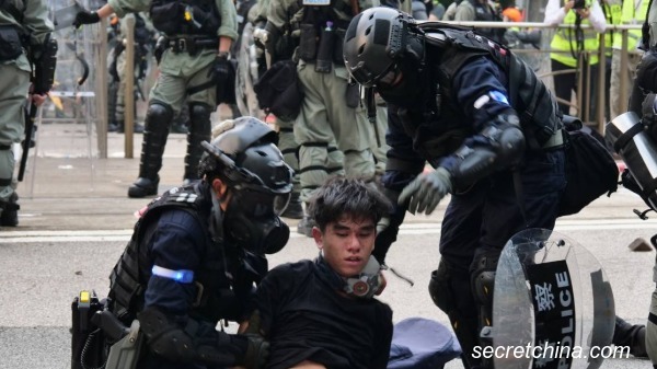 9月29日，香港舉行「全球反極權」遊行， 警察發射催淚彈清場。
