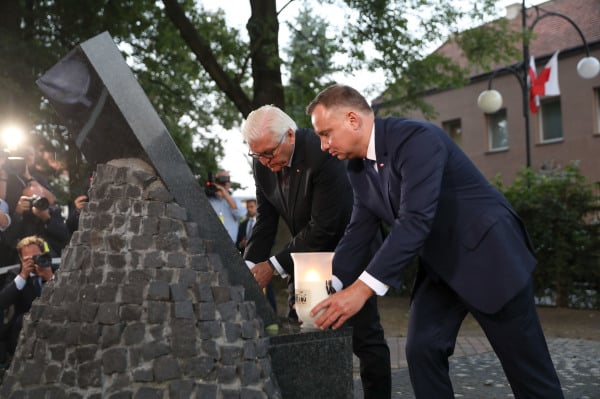 2019年9月1日，在波蘭Wielun舉行二戰80週年紀念活動中，德國總統弗蘭克-瓦爾特．施泰因邁爾（左）和波蘭總統安德烈．杜達在紀念館點燃蠟燭。