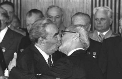 1979年10月7日，在东德建立30周年大庆上，苏共总书记勃列日涅夫和昂纳克亲吻。