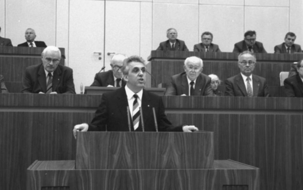 1989年10月24日，接替總書記職務後的埃貢．克倫茨（Egon Krenz）首次在國務會議上發言。