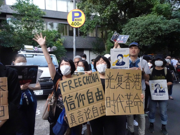 十月一日中共建政七十週年前夕，香港民眾29日發起「全球反極權大遊行」，計有24個國家、65座城市共襄盛舉。目前已傳出有確切鬧事案件的有台灣台北、義大利米蘭。