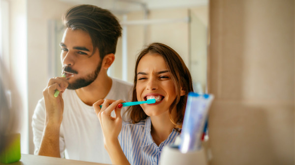 饭后刷牙，有助于去除牙齿和牙龈之间的食物和菌斑。