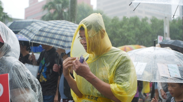 台港游行大雨滂沱却浇不息台湾人撑港的决心