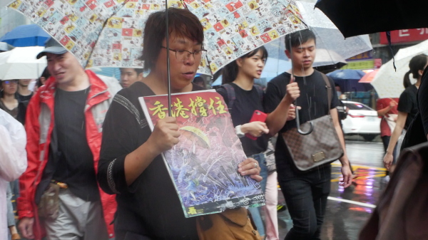 台港游行大雨滂沱却浇不息台湾人撑港的决心
