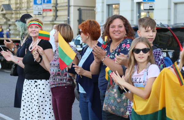 8月23日，立陶宛民众纪念”波罗的海之路“，当日在这个活动上，也有支持香港的人士抗议反送中条例。