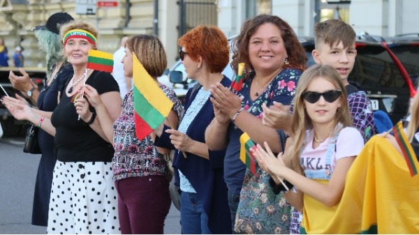 8月23日，立陶宛民众纪念”波罗的海之路“，当日在这个活动上，也有支持香港的人士抗议反送中条例。