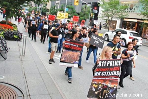 图为9月4日加拿大多伦多撑港民众及港加联在多伦多市中心举行游行集会。