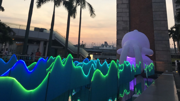 康文署8月30日至9月22日，在香港文化中心露天广场展出互动光影装置“非常月满”。（图片来源：香港政府新闻处）