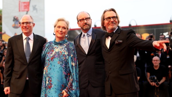 威尼斯电影节上《洗钞事务所》（台译《自助洗衣房》）举行全球首映，女主角梅丽・史翠普、导演史蒂芬・索德柏、男主角盖瑞・欧德曼合影。