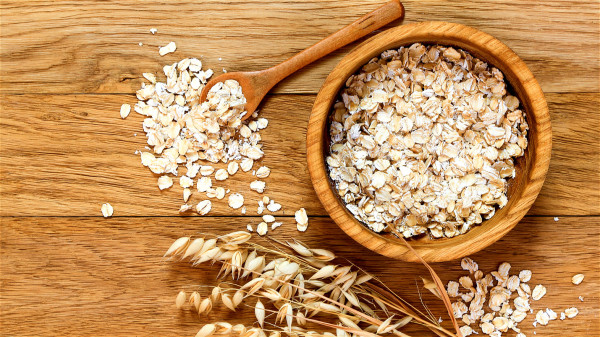 燕麥中的可溶性纖維，可抑制膽固醇的吸收與代謝，降低血中膽固醇水平。