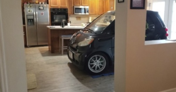 怕車被颶風吹走 男子直接把車停入廚房