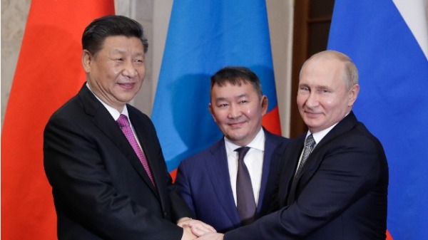 2019年6月14日，上海合作組織峰會期間，習近平、普京和蒙古國總統巴特圖勒嘎握手示意合影
