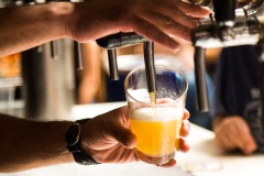 澳洲男在英國點了杯啤酒付款時被刷近50萬元(圖)