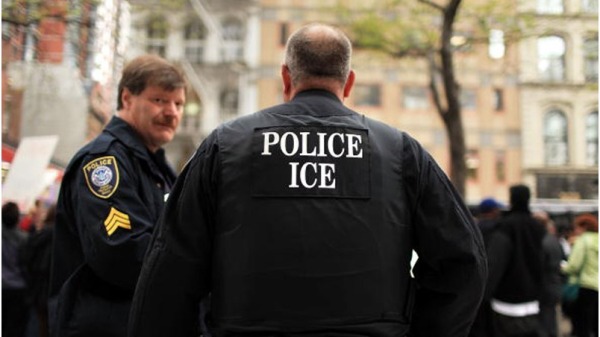 美国移民及海关执法局（ICE）上周在纽约逮捕了6名侵犯人权的恶棍。