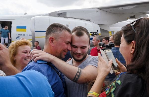 乌克兰被释放的俘虏9月7日抵达基辅机场，与家人团聚。
