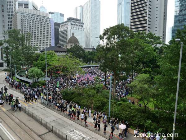 數以萬計的港人在中環遮打花園集會，要求美國盡快通過《香港人權及民主法案》，制止不人道的事情繼續在港出現。（圖片來源：周秀文／看中國攝影）