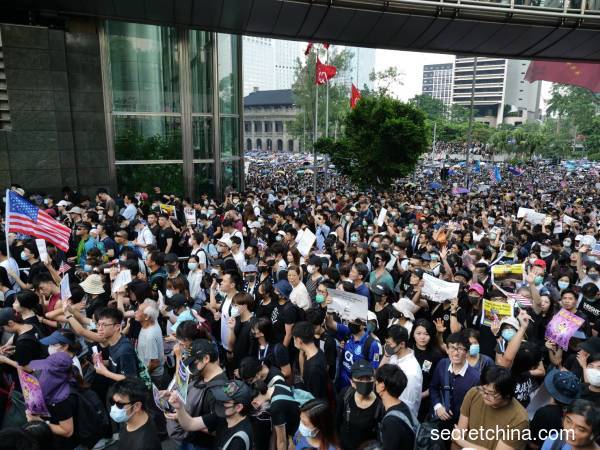 數以萬計的港人在中環遮打花園集會，要求美國盡快通過《香港人權及民主法案》，制止不人道的事情繼續在港出現。（圖片來源：周秀文／看中國攝影）