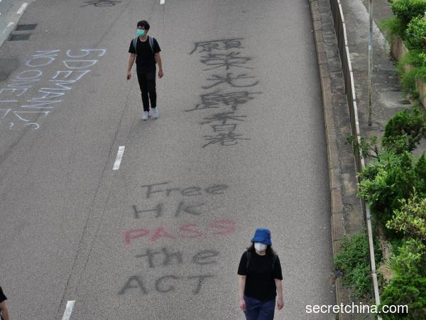 数以万计的港人在中环遮打花园集会，要求美国尽快通过《香港人权及民主法案》，制止不人道的事情继续在港出现。（图片来源：周秀文／看中国摄影）