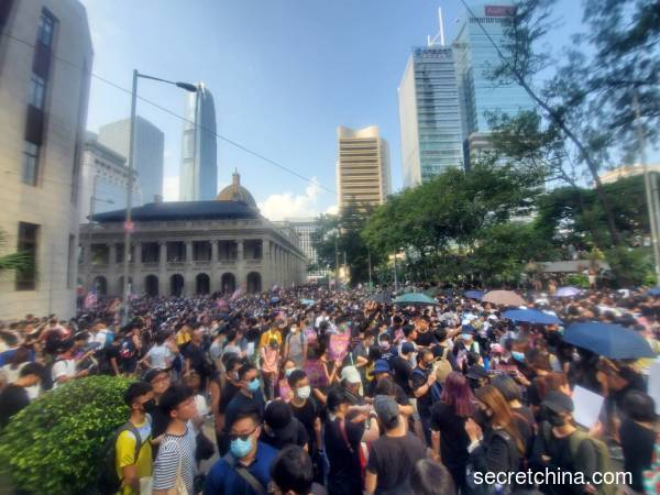 数以万计的港人在中环遮打花园集会，要求美国尽快通过《香港人权及民主法案》，制止不人道的事情继续在港出现。（图片来源：周秀文／看中国摄影）