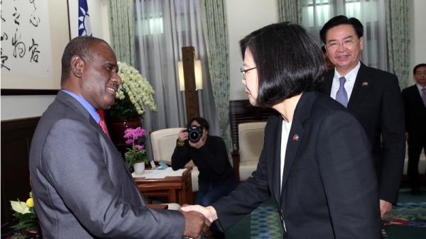 蔡总统在总统府接见索国的外交部长马内列一行5人。