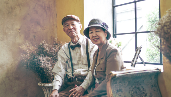 日本政府為擬建「不老社會」，鼓勵老人們「退而不休」。